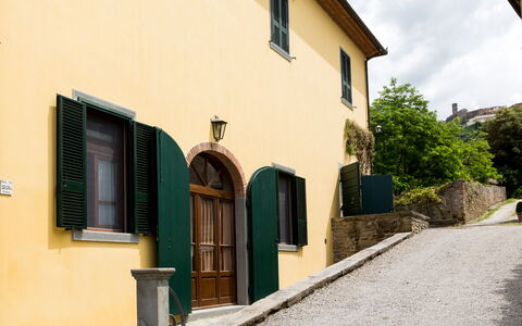Casale Vacanze Il Granaio: Property, House, Building, Architecture, Wall, Yellow, Town, Neighbourhood, Real Estate, Facade