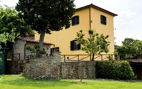 Casale Vacanze Il Granaio: Property, House, Green, Wall, Building, Architecture, Tree, Rural Area, Sky, Grass