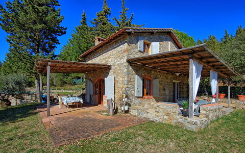 Casa Fioraie: Property, Home, House, Building, Sky, Real Estate, Cottage, Mountain, Roof, Estate