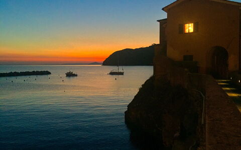 Dai Fiorentini - Apartment In Levanto: Sky, Body Of Water, Sea, Horizon, Coast, Sunset, Ocean, Evening, Dusk, Morning