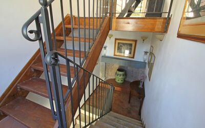 B&b Castello Di Tresana: Stairs, Handrail, Iron, Baluster, Property, Hardwood, Room, Wood, Floor, Metal