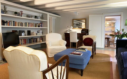 Il Mezzanino: Room, Furniture, Living Room, Shelf, Interior Design, Shelving, Building, Property, Bookcase, Ceiling
