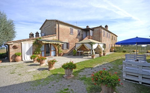 Casale Valdichiana: Property, House, Building, Real Estate, Home, Cottage, Farmhouse, Estate, Land Lot, Villa