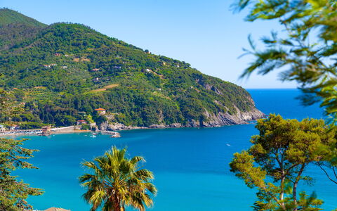 Il Giardino Sul Mare - Levanto: Water, Sky, Mountain, Water Resources, Natural Landscape, Green, Azure, Tree, Lake, Coastal And Oceanic Landforms