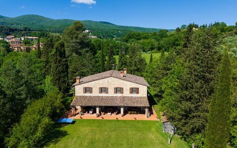 Podere a Lafi: Sky, Plant, Cloud, Green, Mountain, Building, Nature, Natural Landscape, Tree, House