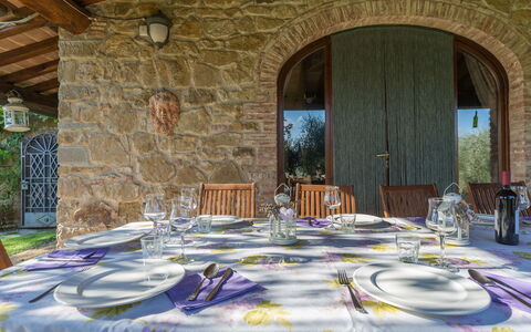 Villa Poggiospinoso: Property, Room, Wall, Building, Interior Design, Architecture, Table, House, Restaurant, Tile