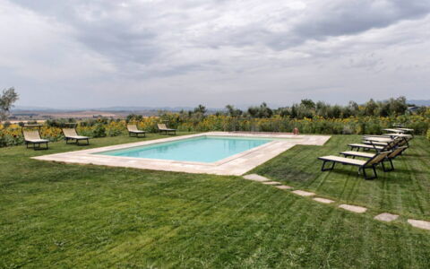 Villa Milluzzi: Cloud, Sky, Swimming Pool, Plant, Tree, Shade, Building, Rectangle, Grass, Floor