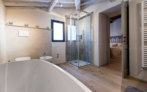 Villa Milluzzi: Bathtub, Plumbing Fixture, Building, Bathroom, Floor, Wood, Flooring, Tap, Comfort