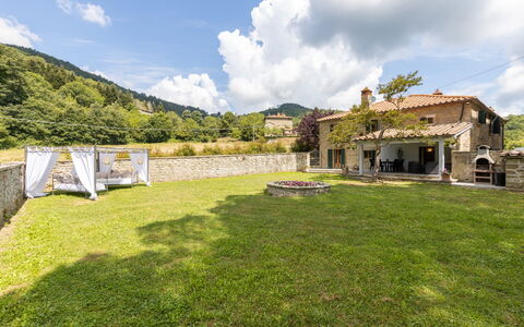Villa Il Biancospino: Cloud, Sky, Plant, Tree, Land Lot, Grass, Natural Landscape, Landscape, Grassland, Real Estate