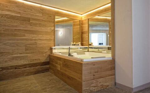 Villa Sole: Mirror, Property, Tap, Furniture, Plumbing Fixture, Sink, Bathtub, Bathroom Cabinet, Bathroom, Wood