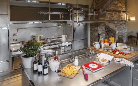 Villa Pianvecchio: Food, Cuisine, Meal, Dishware, Kitchen, Dish, Kitchen Appliance, Brunch, Light Fixture, Flowerpot