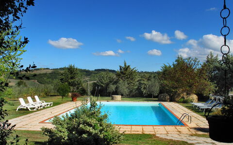 Agriturismo Le Selvole: Cloud, Sky, Water, Plant, Daytime, Swimming Pool, Nature, Azure, Shade, Botany