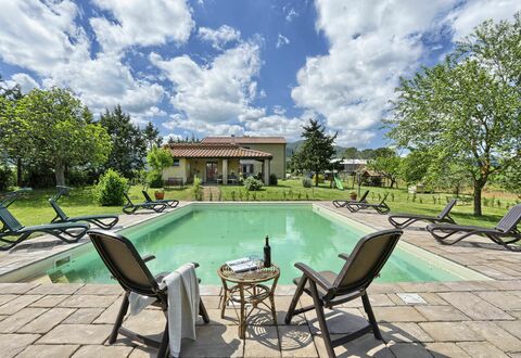 Agriturismo Le Selvole: Cloud, Water, Sky, Furniture, Swimming Pool, Plant, Nature, Tree, Table, Shade