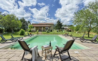 Agriturismo Le Selvole: Cloud, Water, Sky, Furniture, Swimming Pool, Plant, Nature, Tree, Table, Shade