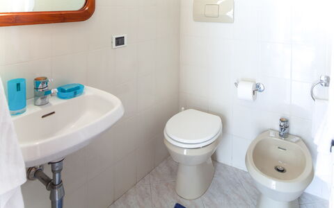 Luigina - Levanto: Blue, Plumbing Fixture, Green, Architecture, Bathroom Sink, Room, Wall, Property, Purple, Interior Design