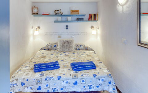 Appartamento Ivana - Levanto: Blue, Bed, Room, Interior Design, Textile, Wall, Linens, Bedding, Bed Sheet, Bedroom
