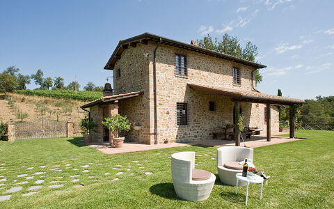 Villa Miravalle: Sky, Plant, Building, Property, Window, Cloud, Tree, House, Land Lot, Cottage