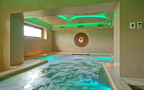 Villa Le Buche: Water, Building, Swimming Pool, Green, Lighting, Interior Design, Flooring, Leisure, Floor