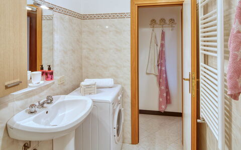 Studio Paola - Levanto: Mirror, Tap, Sink, Bathroom Sink, Plumbing Fixture, Property, Bathroom, Wood, Interior Design, Building