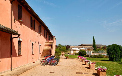 Agriturismo Il Molino Di Uncinano: Sky, Plant, Cloud, Property, Building, Wheel, Window, Tree, House