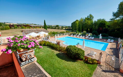 Agriturismo Il Molino Di Uncinano: Water, Plant, Sky, Property, Flower, Building, Swimming Pool, Nature, Tree, Outdoor Furniture