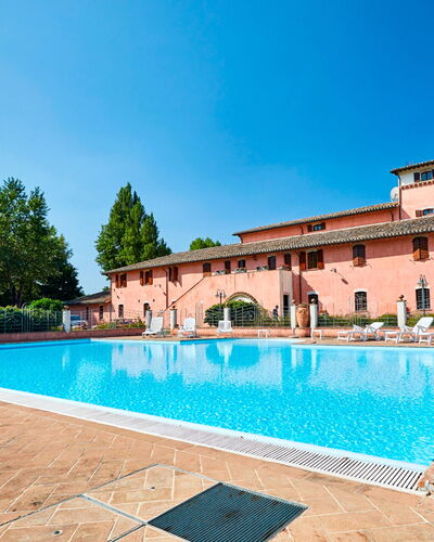 Agriturismo Il Molino Di Uncinano: Water, Sky, Plant, Property, Swimming Pool, Azure, Building, Rectangle, Tree, Architecture