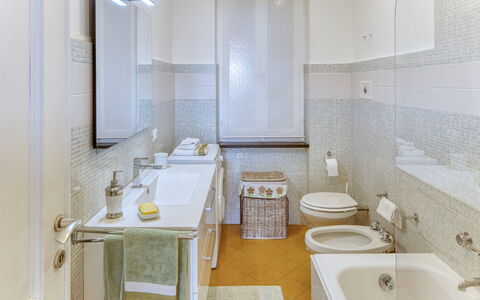 Marlà - Levanto: Tap, Mirror, Plumbing Fixture, Sink, Bathroom Sink, Property, Building, Bathroom, Interior Design, Architecture