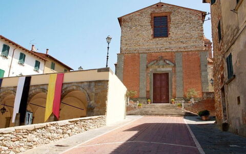 Residenza D'epoca: Property, Plant, Sky, Window, Building, Road Surface, Neighbourhood, Wood, Alley, Door