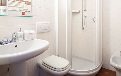 Villa Dell'erta - Levanto, Montale: Plumbing Fixture, Property, Sink, White, Tap, Toilet, Product, Purple, Toilet Seat, Bathroom