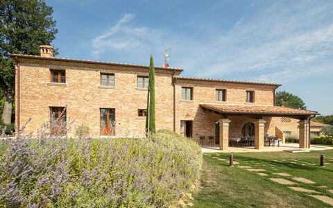 Fonte Della Chiana: Sky, Cloud, Plant, Building, Window, Tree, House, Land Lot, Grass, Cottage