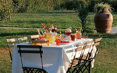 Il Pozzo Di San Barnaba: Plant, Table, Sky, Plant Community, Food, Tableware, Natural Landscape, Nature, Leaf, Mountain