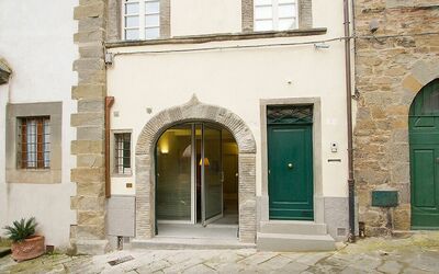 Appartamenti Il Portale: Window, Plant, Door, Building, Home Door, Road Surface, Wood, Facade, Flowerpot