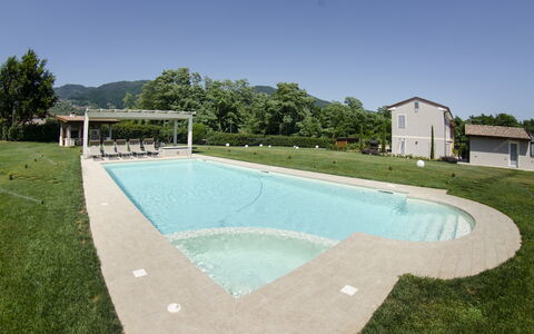 Tenuta Il Giardino Proprietà: Water, Sky, Swimming Pool, Azure, Tree, Shade, Building, Plant, Land Lot, Grass