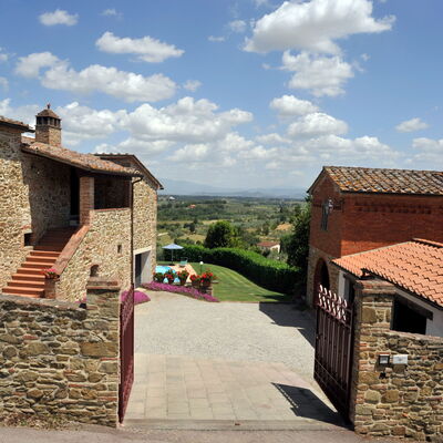 San Lorenzo: Cloud, Sky, Window, Plant, Building, Tree, House, Land Lot, Cottage, Neighbourhood