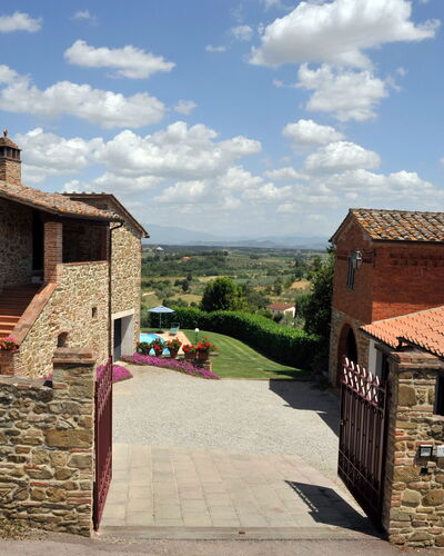 San Lorenzo: Cloud, Sky, Window, Plant, Building, Tree, House, Land Lot, Cottage, Neighbourhood