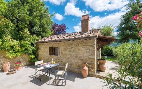 Villa Taragnano: Cloud, Plant, Sky, Building, Property, Flowerpot, Window, Tree, House, Cottage