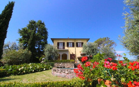 Il Poggiolo: Sky, Plant, Flower, Building, Property, Window, Plant Community, Natural Landscape, Tree, House