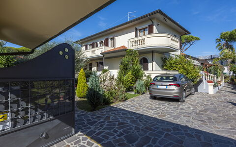 Residenza Garosi: Plant, Building, Sky, Property, Window, Vehicle, Car, Road Surface, Wheel
