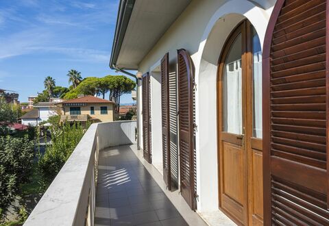 Residenza Garosi: Sky, Daytime, Property, Cloud, Plant, Building, Shade, Residential Area, Tree, Wood