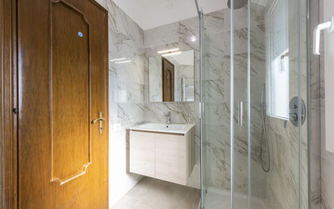 Casa Serchio: Mirror, Building, Property, Plumbing Fixture, Tap, Sink, Door, House, Bathroom