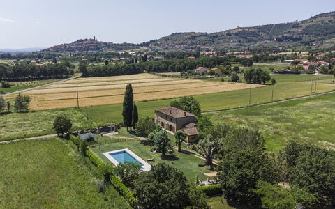 Villa Chio: Sky, Plant, Tree, Natural Landscape, Urban Design, Mountain, Residential Area, Mountainous Landforms, Plain, Grassland