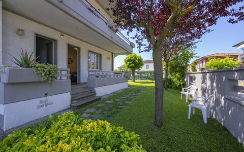 Pontremoli Apartments: Plant, Daytime, Property, Green, Botany, Leaf, Building, Yellow, Tree, Shade