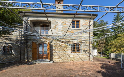 Villa Montignoso: Property, Sky, Window, Building, Wood, Door, Electricity, House, Residential Area