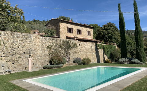 Villa Adelfa: Water, Sky, Property, Plant, Azure, Tree, Cloud, Architecture, Building, Rectangle