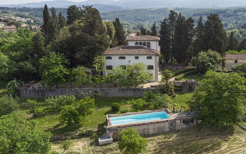 Villa Vigliano: Plant, Building, Plant Community, Window, Tree, Natural Landscape, Land Lot, Vegetation, House, Mountain