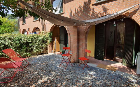 Bianca: Plant, Building, Shade, Tree, Cottage, Chair, Residential Area, Neighbourhood, Wood, Landscape