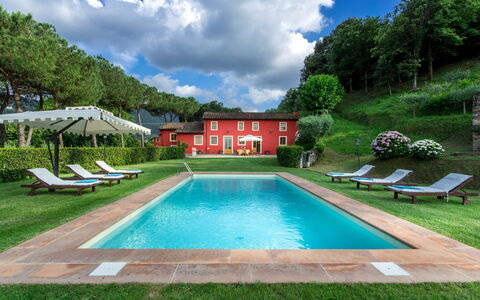 Villa Guamo: Water, Cloud, Plant, Sky, Property, Swimming Pool, Building, Nature, Azure, Botany