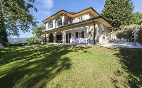 Villa Monteresi: Plant, Sky, Building, Tree, Window, Land Lot, Cottage, Grass, Cloud, Residential Area