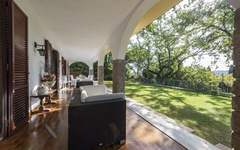 Villa Monteresi: Plant, Architecture, Shade, Wood, Floor, Flooring, Tree, Residential Area, Grass, Condominium