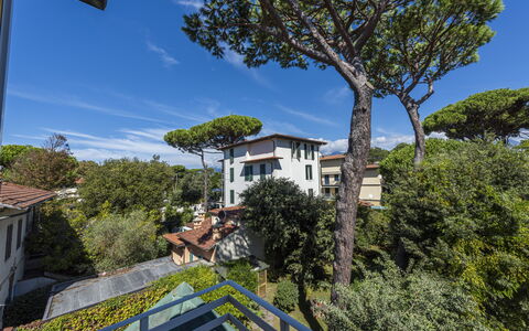 Residenza Morin: Sky, Cloud, Building, Daytime, Property, Plant, Window, Azure, Botany, Tree